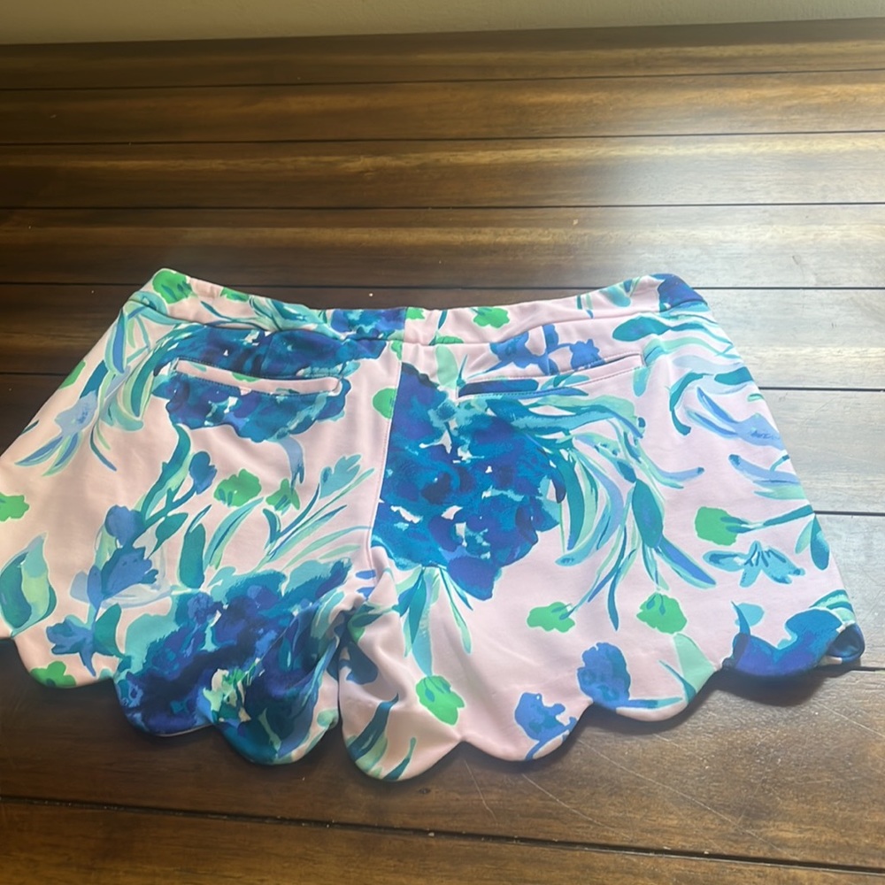 EUC Lily Pulitzer Scalloped shorts - Picture 3 of 3